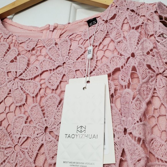 Pink lace dress with 3/4 length sleeves - Picture 3 of 4